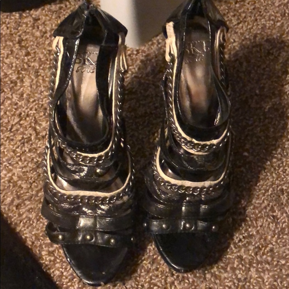 Bke buckle sole heels